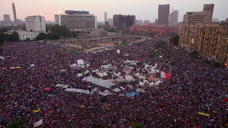 Menschenmassen-Versammeln-Sich-Auf-Dem-Tahrir-Platz-In-Kairo-Ägypten-3