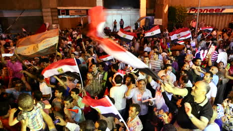 Menschenmassen-Protestieren-Bei-Einer-Nächtlichen-Kundgebung-Auf-Dem-Tahrir-Platz-In-Kairo-Ägypten-2