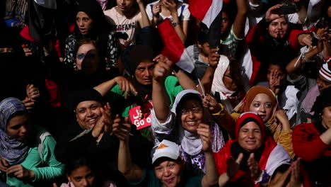 Los-Manifestantes-Cantan-En-Un-Mitin-Nocturno-En-La-Plaza-Tahrir-En-El-Cairo,-Egipto-3