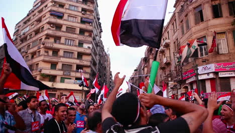 Los-Manifestantes-Cantan-Y-Ondean-Banderas-En-El-Cairo,-Egipto