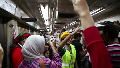 Los-Manifestantes-Cantan-Mientras-Están-A-Bordo-De-Un-Metro-En-El-Cairo,-Egipto