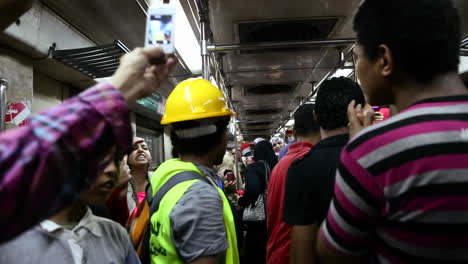 Demonstranten-Singen-An-Bord-Einer-U-Bahn-In-Kairo-Ägypten-1
