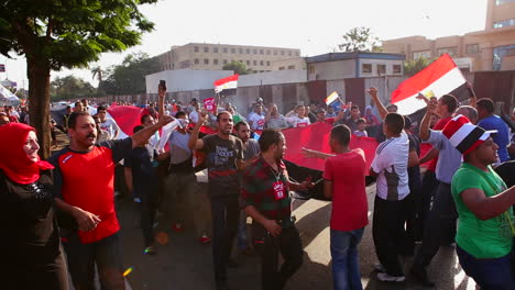 Los-Manifestantes-Marchan-Y-Cantan-En-El-Cairo-Egipto