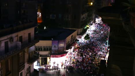 Vista-Aérea-De-Una-Gran-Manifestación-De-Protesta-Nocturna-En-Los-Stets-De-El-Cairo,-Egipto