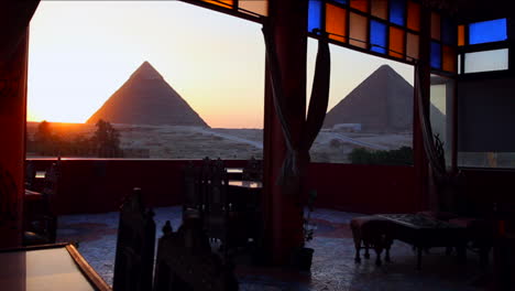 Die-Pyramiden-Von-Ägypten-Sind-Durch-Die-Fenster-Eines-Cafés-Zu-Sehen
