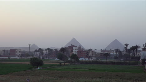 Die-Pyramiden-Ägyptens-Sind-In-Der-Ferne-Hinter-Der-Skyline-Von-Kairo-Zu-Sehen