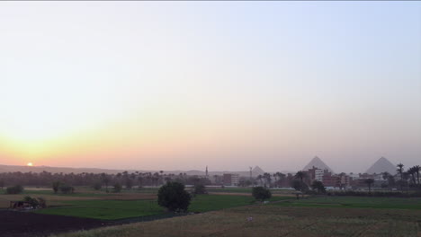 Die-Pyramiden-Von-ägypten-Sind-Bei-Sonnenuntergang-Aus-Der-Ferne-Zu-Sehen