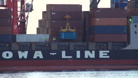 Ladung-Wird-Auf-Einem-Containerschiff-Für-Den-Internationalen-Versand-Gestapelt