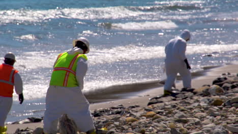 Workers-Clean-Up-After-The-Massive-Beach-Cleanup-Effort-Following-The-Refugio-Oil-Spill-In-Santa-Barbara-3