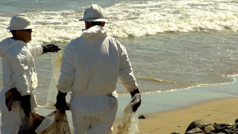 Workers-Clean-Up-After-The-Massive-Beach-Cleanup-Effort-Following-The-Refugio-Oil-Spill-In-Santa-Barbara-5