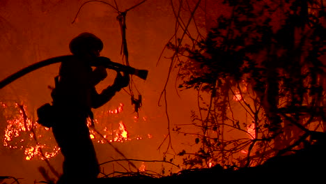 Ein-Feuerwehrmann-Steht-In-Silhouette-Und-Bekämpft-Einen-Riesigen-Hangbrand-Während-Des-Urlaubsfeuers-In-Goleta,-Kalifornien