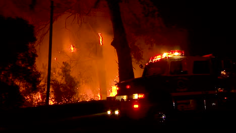 Un-Bosque-Arde-Por-La-Noche-Durante-El-Incendio-De-Vacaciones-En-Goleta-California-Con-Un-Camión-De-Bomberos-En-Primer-Plano