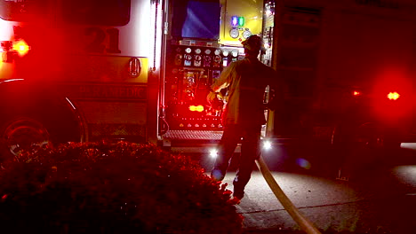 Feuerwehrautos-Verwenden-Wasser-Aus-Einem-Hydranten-Während-Des-Urlaubsfeuers-In-Goleta,-Kalifornien