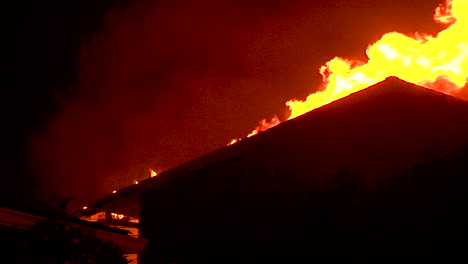 Ein-Haus-Brennt-Nachts-Während-Des-Ferienfeuers-In-Goleta-Kalifornien