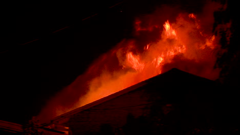 Ein-Haus-Brennt-Nachts-Während-Des-Ferienfeuers-In-Goleta-Kalifornien-1