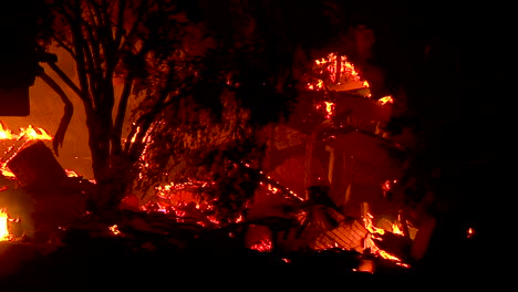 Die-Schwelende-Ruine-Eines-Hauses,-Das-Nachts-Während-Des-Ferienfeuers-In-Goleta-Kalifornien-Brannte
