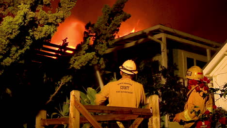 Ein-Feuerwehrmann-Versucht-Ein-Brennendes-Haus-Während-Des-Ferienbrandes-In-Goleta-Kalifornien-Zu-Retten