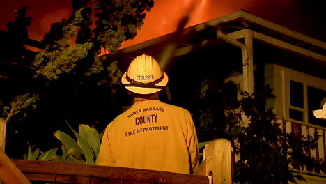 Ein-Feuerwehrmann-Versucht-Ein-Brennendes-Haus-Während-Des-Ferienbrandes-In-Goleta-Kalifornien-Zu-Retten-1