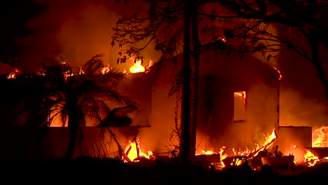 Ein-Haus-Brennt-Nachts-Während-Des-Ferienfeuers-In-Goleta-Kalifornien-3