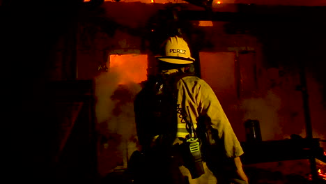 Ein-Feuerwehrmann-Bekämpft-Einen-Riesigen-Brand-Am-Hang-Während-Des-Thomasfeuers-In-Ventura-Und-Santa-Barbara-County,-Kalifornien