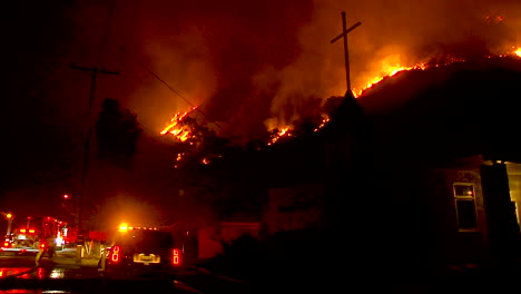 Eine-Hügelgegend-In-Ventura-Kalifornien-Ist-Nachts-Während-Des-Thomasfeuers-Bedroht-1