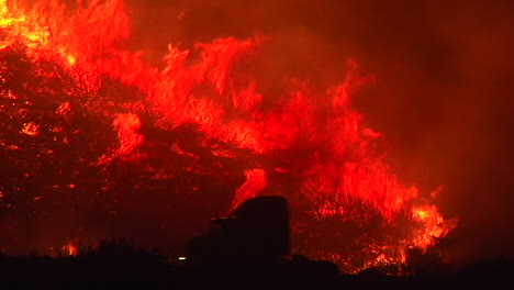 Thomas-Fire-Inferno-Arde-Por-La-Noche-En-La-Hierba-Sobre-La-Autopista-101-Cerca-De-Ventura-Y-Santa-Bárbara,-California