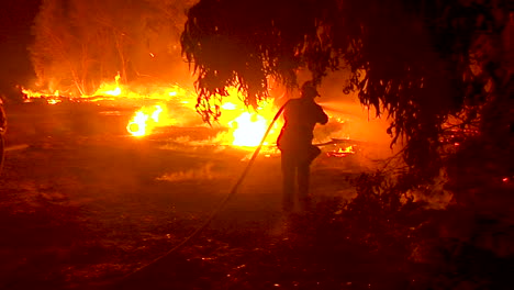 Feuerwehrleute-Arbeiten-Hart-Daran,-Buschfeuer-Einzudämmen,-Die-Während-Des-Thomasfeuers-In-Ventura-County,-Kalifornien,-Außer-Kontrolle-Geraten
