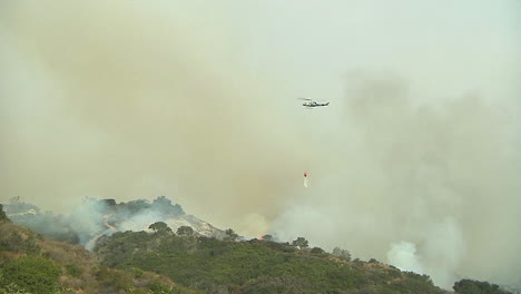 Los-Helicópteros-De-Extinción-De-Incendios-Hacen-Gotas-De-Agua-Sobre-El-Incendio-De-Thomas-En-Santa-Bárbara,-California