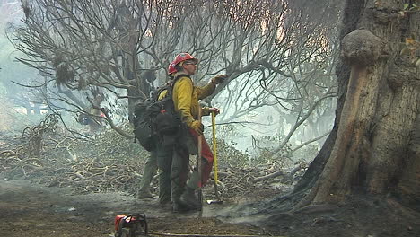 Los-Equipos-De-Bomberos-Limpian-Alrededor-De-Una-Casa-Quemada-Y-Carbonizada-Después-Del-Destructivo-Incendio-De-Thomas-1