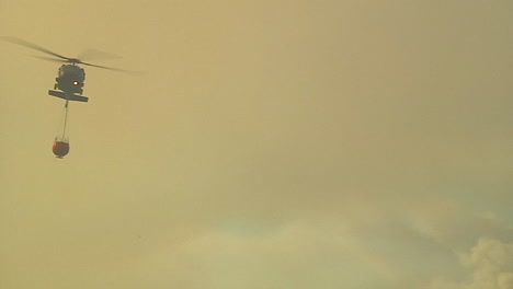 Los-Helicópteros-De-Extinción-De-Incendios-Hacen-Gotas-De-Agua-Sobre-El-Incendio-De-Thomas-En-Santa-Bárbara,-California-3