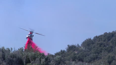 Los-Helicópteros-De-Extinción-De-Incendios-Hacen-Gotas-De-Agua-Sobre-El-Incendio-De-Thomas-En-Santa-Bárbara,-California-5