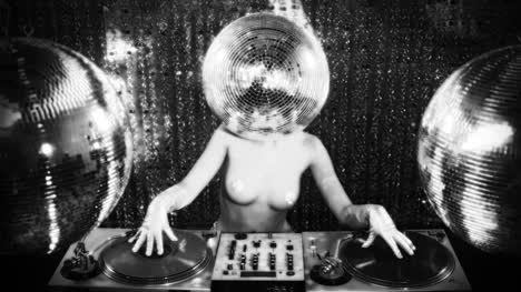 Mujer-Discohead-DJ-4K-02