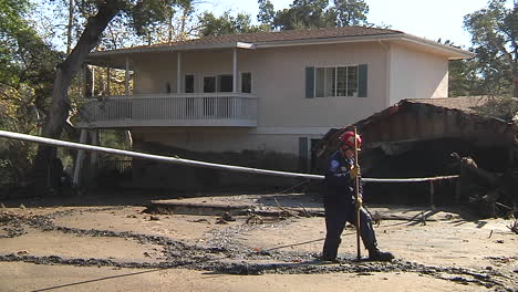 Feuerwehrleute-Inspizieren-Schäden-Durch-Die-Schlammlawinen-In-Montecito-Kalifornien-Nach-Der-Thomas-Fire-Katastrophe