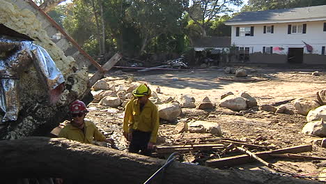 Feuerwehrleute-Inspizieren-Schäden-Durch-Die-Schlammlawinen-In-Montetecito,-Kalifornien-Nach-Der-Thomas-Feuerkatastrophe-10