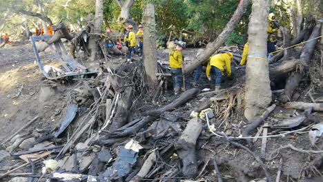 Such--Und-Rettungsmannschaft-Mit-Kadaverhund-Inspizieren-Schäden-Durch-Die-Schlammlawinen-In-Montecito,-Kalifornien-Nach-Der-Thomas-Feuerkatastrophe-3