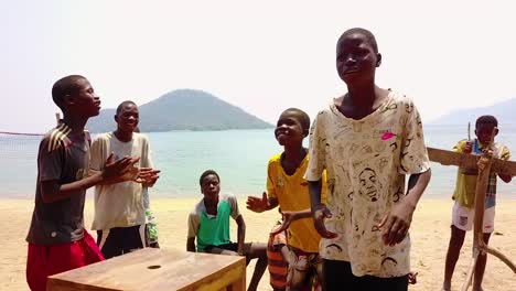 Un-Grupo-De-Músicos-Africanos-Amatuer-Actúan-En-Una-Playa-En-El-Lago-Malawi-África