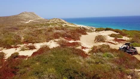 Bonitas-Imágenes-Aéreas-Sobre-Un-Vehículo-Todo-Terreno-A-Toda-Velocidad-A-Través-De-La-Arena-En-Cabo-San-Lucas,-Baja-México-1