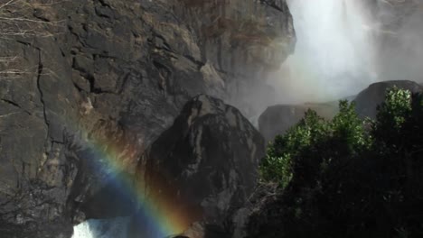 Ein-Dramatischer-Panoramablick-Auf-Einen-Wasserfall-Von-Der-Gischt-Unten-Nach-Oben,-Wo-Das-Wasser-über-Den-Rand-Stürzt