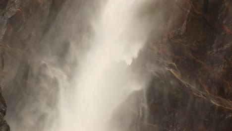 Die-Kraft-Und-Energie-Dieses-Wasserfalls-Ist-Atemberaubend