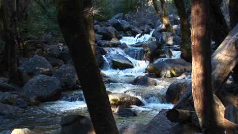 Cascadas-De-Agua-Sobre-Rocas-En-Un-Arroyo-De-Montaña