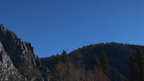 Panleft-A-Través-De-Los-Picos-De-Las-Montañas-De-Yosemite-Hasta-Las-Cataratas-De-Yosemite-En-El-Parque-Nacional-De-Yosemite,-California