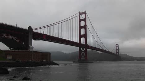 Incluso-En-Un-Día-Con-Niebla,-La-Estructura-Del-Puente-Golden-Gate-Es-Una-Vista-Impresionante.