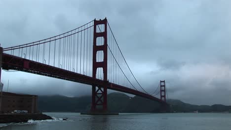 Vista-Del-Puente-Golden-Gate-Que-Se-Extiende-Desde-San-Francisco-A-Través-De-La-Bahía-Hasta-Marin-Headlands