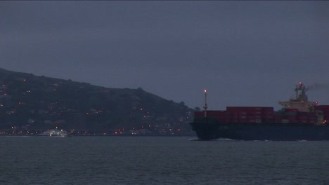 Ein-Containerschiff-Fährt-Langsam-Durch-Die-Bucht-Von-San-Francisco