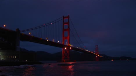 Una-Espectacular-Vista-Nocturna-Del-Histórico-Puente-Golden-Gate