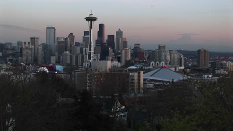 Ein-Dramatischer-Blick-Auf-Die-Skyline-Von-Seattle-Zur-Goldenen-Stunde