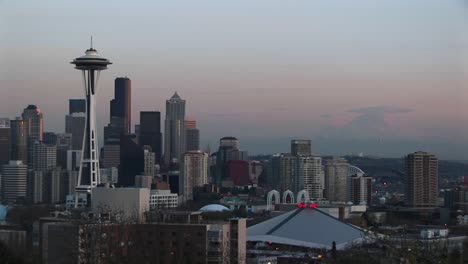 Seattles-Wahrzeichen-Space-Needle-Dominiert-Während-Der-Goldenen-Stunde-Die-Skyline-Der-Stadt