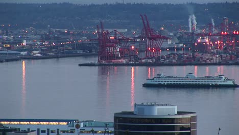 Ein-Kreuzfahrtschiff-Fährt-In-Der-Goldenen-Stunde-Langsam-Durch-Den-Geschäftigen-Hafen-Von-Seattle
