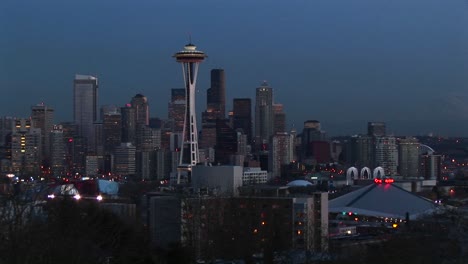 A-Look-At-Seattle\'S-Stunning-Skyline-With-Its-Landmark-Espacio-Needle-During-The-Goldenhour