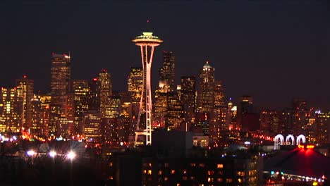 El-Impresionante-Horizonte-De-Seattle-Por-La-Noche-Se-Ve-Dorado-Por-Las-Muchas-Luces